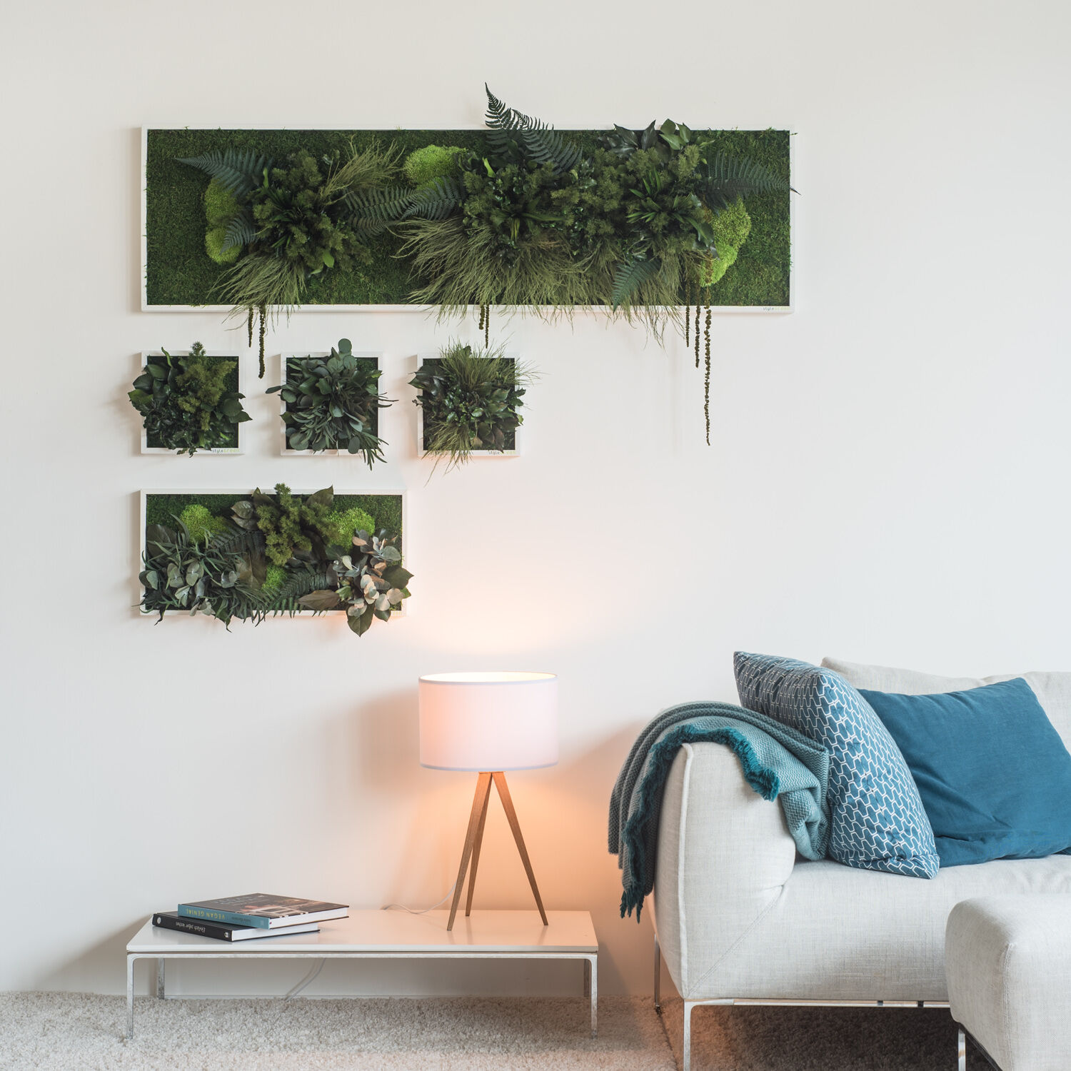 Pflanzenbilder in verschiedenen Größen in Wohnzimmer