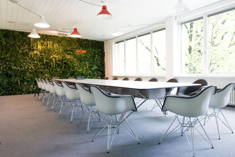 Begrünte Wand aus konservierten Pflanzen von styleGREEN in Meetingraum  Pflanzenwand im Dschungeldesign von styleGREEN bei einem Kunden in einem Meetingraum