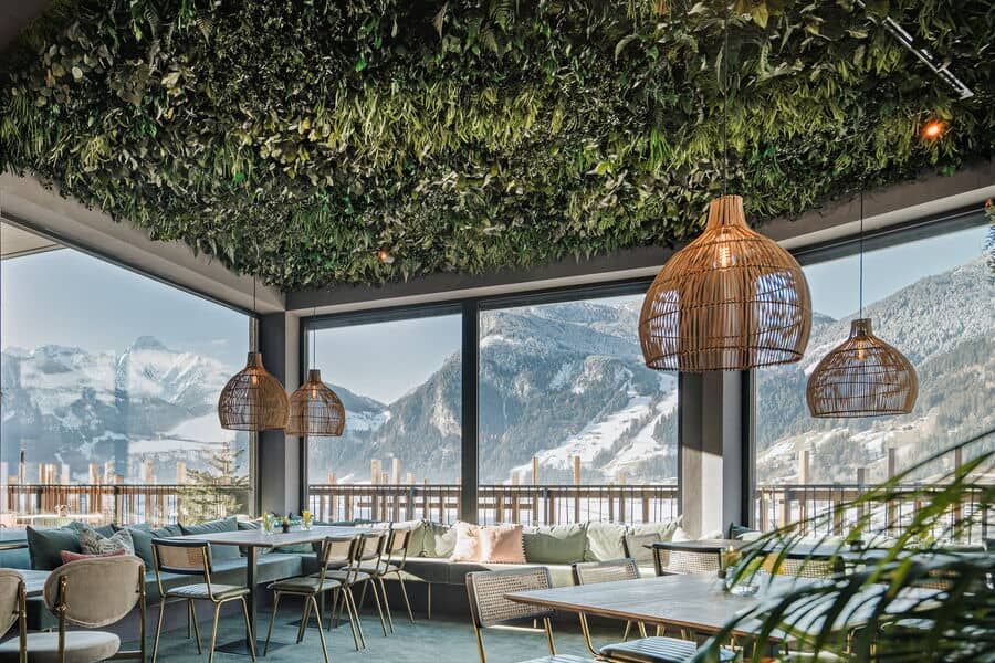 styleGREEN Deckenbegrünung im Dschungeldesign in einem Restaurant styleGREEN Deckenbegrünung in Restaurant mit Bergblick