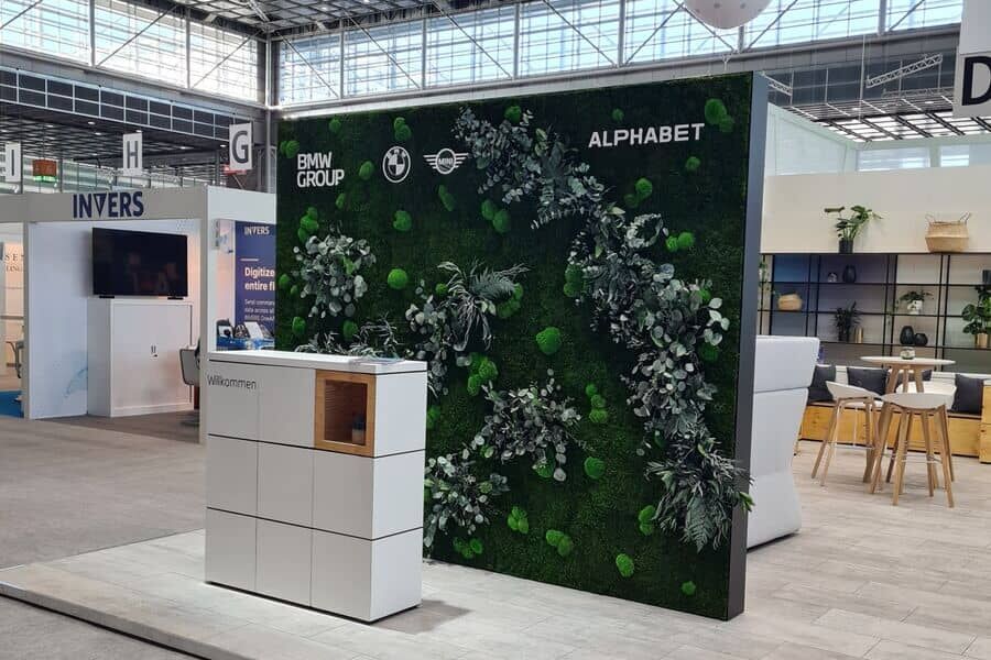 Mooswand mit Pflanzen für Messe von Alphabet