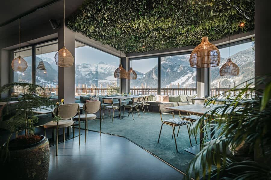 Restuarant mit fantastischer Aussicht in die Berge mit einer maßgeschneiderten Pflanzendecke von styleGREEN Maßgeschneiderte Pflanzendecke als Gestaltung in einem Restaurant