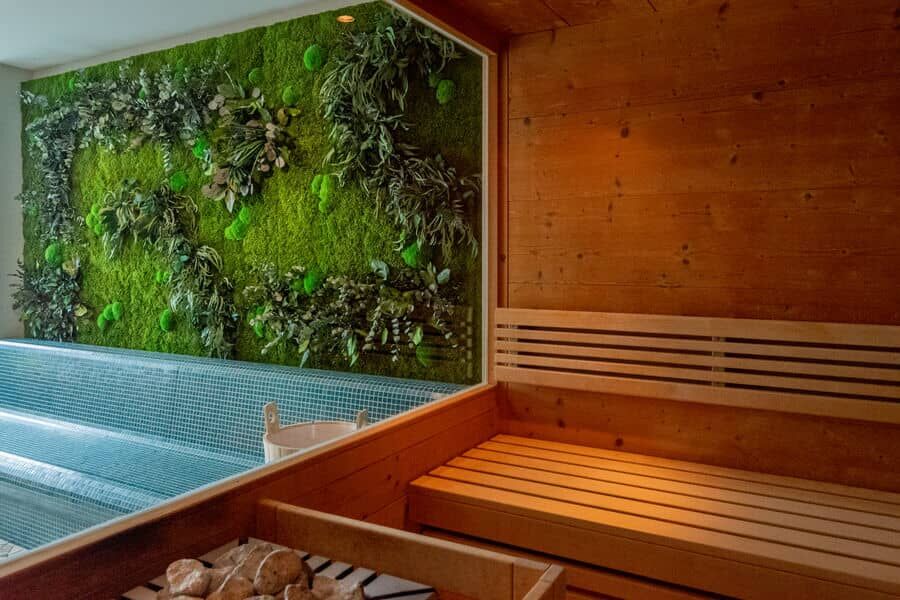 styleGREEN Mooswand mit Pflanzenhighlights als Dekoration in einem Wellnesshotel