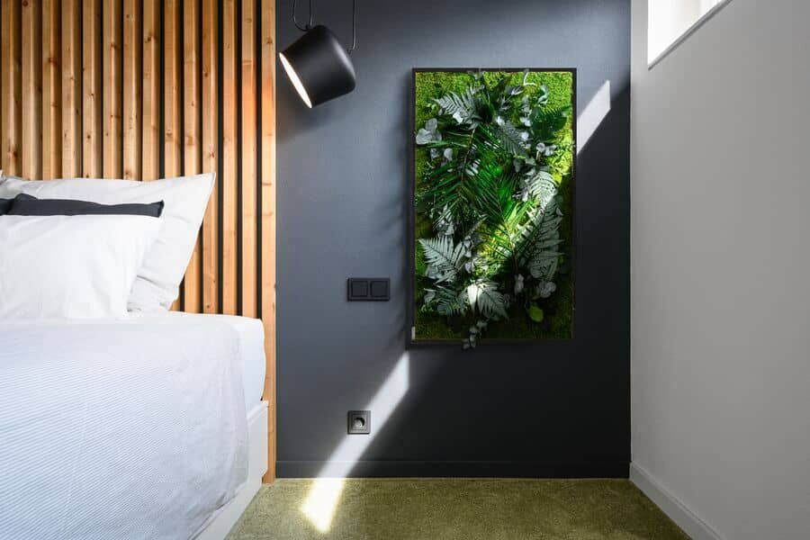 styleGREEN Pflanzenbild mit schwarzem Rahmen als Dekoration in einem Hotelzimmer styleGREEN Dschungelbild als Wanddekoration in einem Hotel
