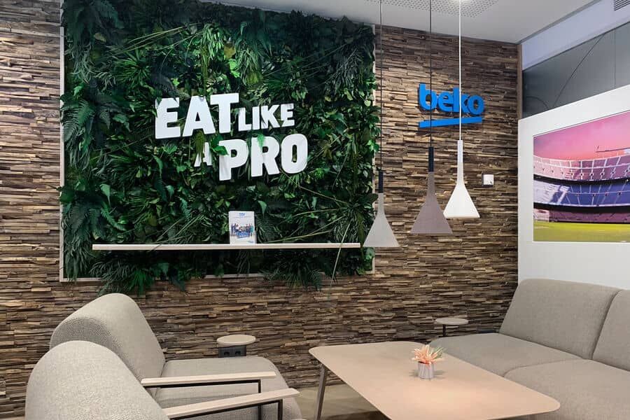 Kundenprojekt Pflanzenwand mit Logo als Dekoration in einem Restaurant Kundenprojekt Pflanzenwand mit Logo als Dekoration in einem Restaurant