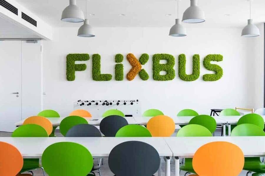 Flixbus-Schriftzug aus Islandmoos in Grün und Orange von styleGREEN in Meetingraum Flixbus-Logo aus Islandmoos von styleGREEN als Gestaltung in Meetingräumen