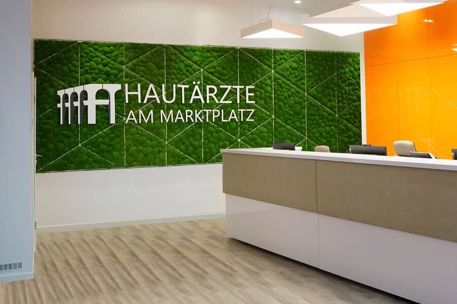 styleGREEN Kugelmoosbild für eine Hautarztpraxis styleGREEN Maßanfertigung eines Kugelmoosbildes für Hautarztpraxis in München