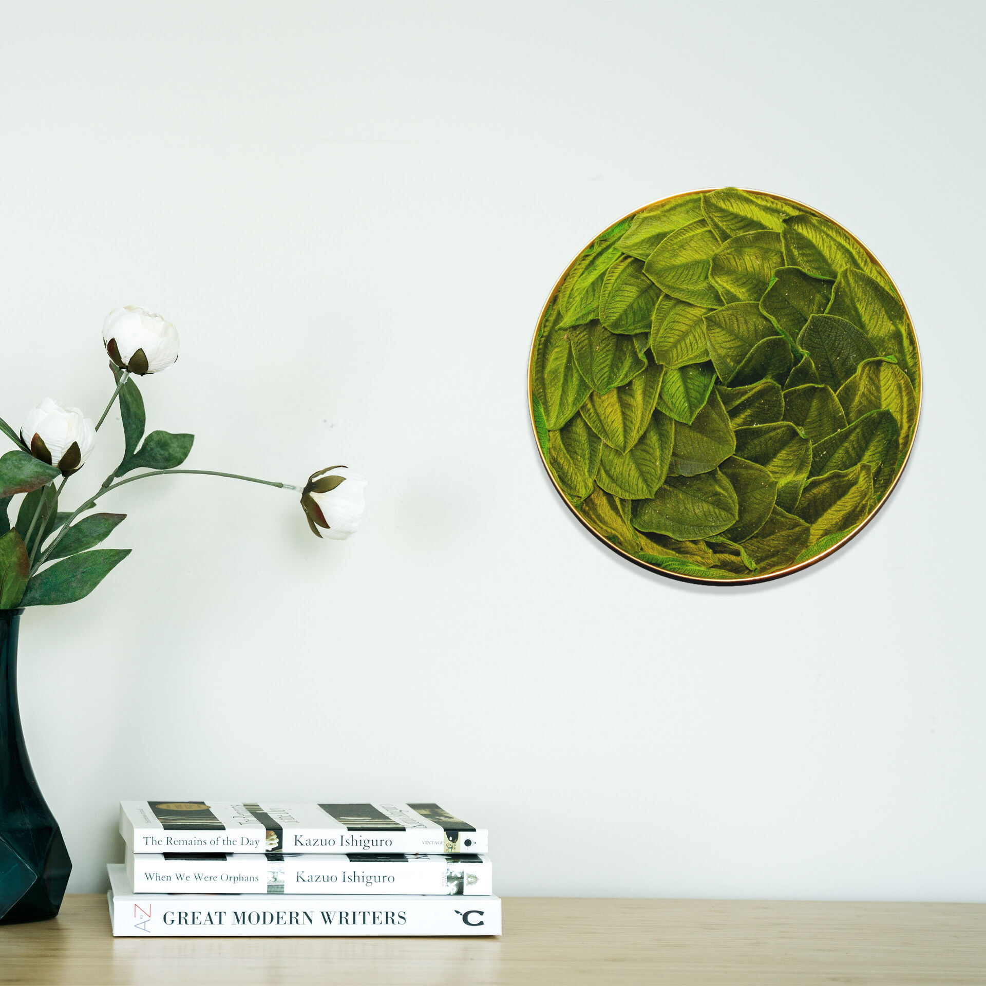Rundes Moosbild Velvet Leafs mit goldenem Rahmen in Flur