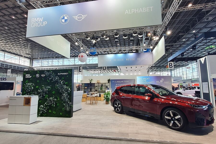 Messebau mit Mooswand auf Automesse mit BMW