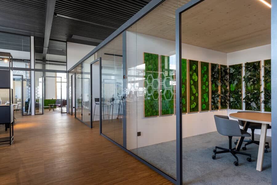 styleGREEN Office mit Standardbildern in Meetingraum