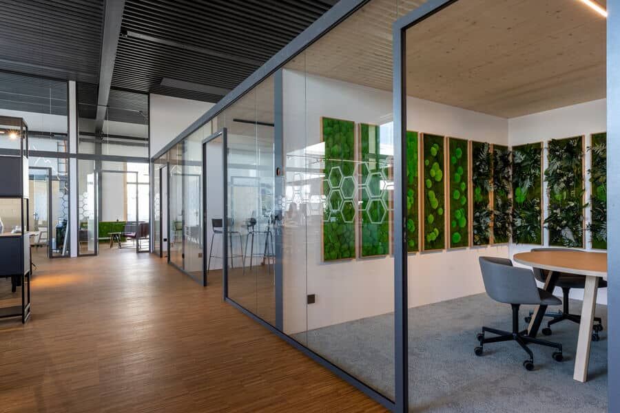 styleGREEN Moos- und Pflanzenbilder in Meetingraum styleGREEN Office mit Standardbildern in Meetingraum
