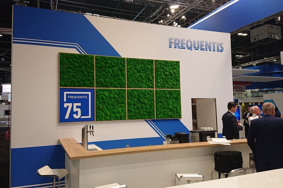 Mooswand für Messebau mit Logo