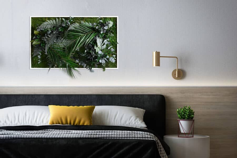 Pflanzenbild von styleGREEN als Wanddekoration über einem Bett in einem Hotel Pflanzenbild von styleGREEN als Wanddekoration über einem Bett in einem Hotel